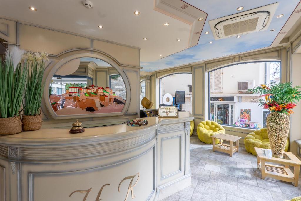ein Friseursalon mit einem Spiegel in einem Zimmer in der Unterkunft Hôtel Le Rocher in Calvi