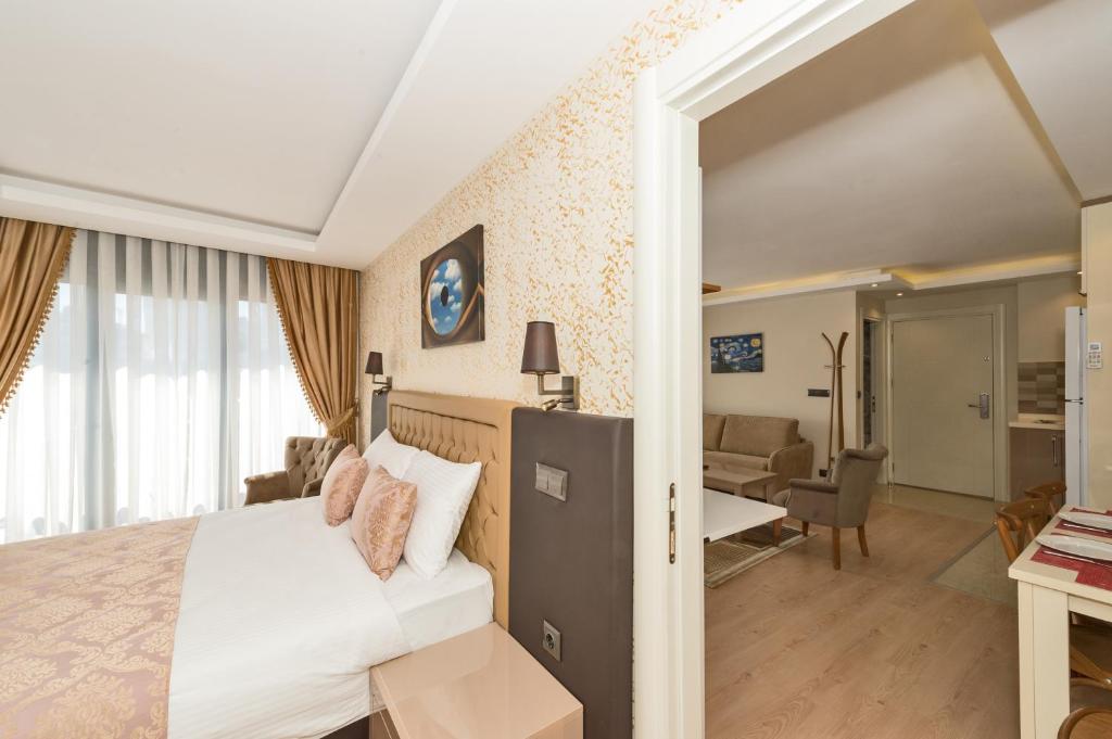 イスタンブールにあるGen Suitesのベッドルーム1室(ベッド1台付)、リビングルームが備わります。