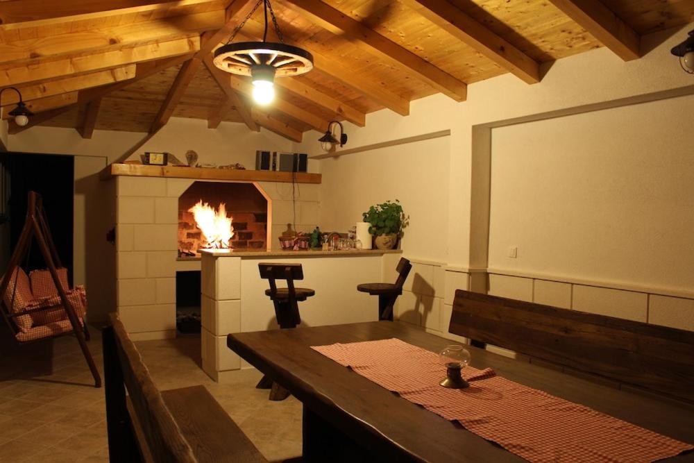 sala de estar con mesa y chimenea en Apartmani Gaube en Trogir