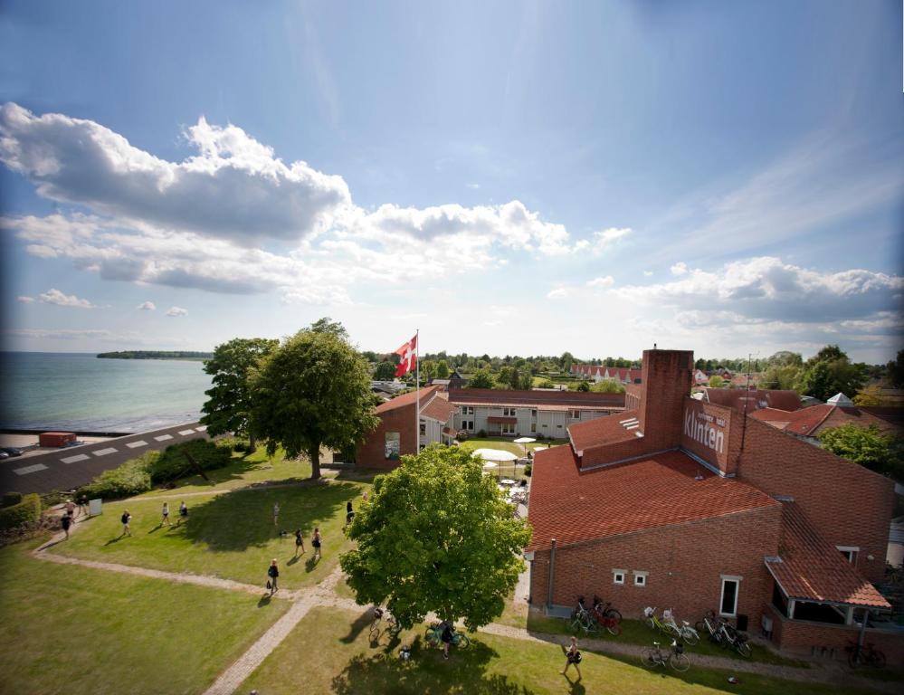 an overhead view of a building and the ocean at Strandhotel Klinten in Rødvig