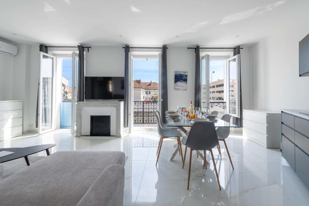3-Br Apartment Top Floor South-Facing Balcony Central Cannes