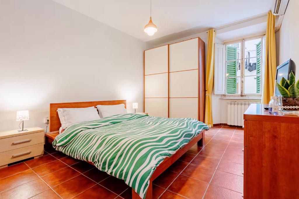 a bedroom with a bed and a dresser and a window at Empoli, intero alloggio vicino Firenze in Empoli