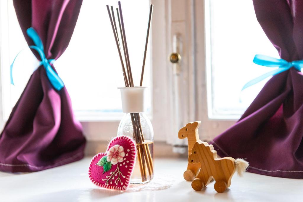a figurine of a horse next to a bottle of perfume at Jelkő Ház Terpes in Terpes