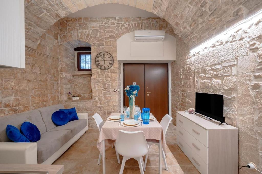 a living room with a couch and a table with blue pillows at Il Corallo in Molfetta