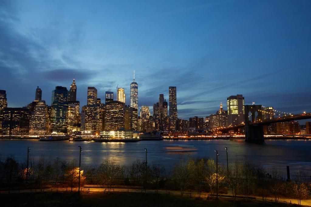 Nespecifikovaný výhled na destinaci Brooklyn nebo výhled na město při pohledu z hotelu