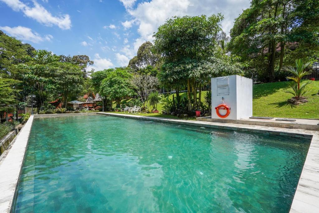 a swimming pool with turquoise water at Urbanview Onengan Resort in Palang-Putih