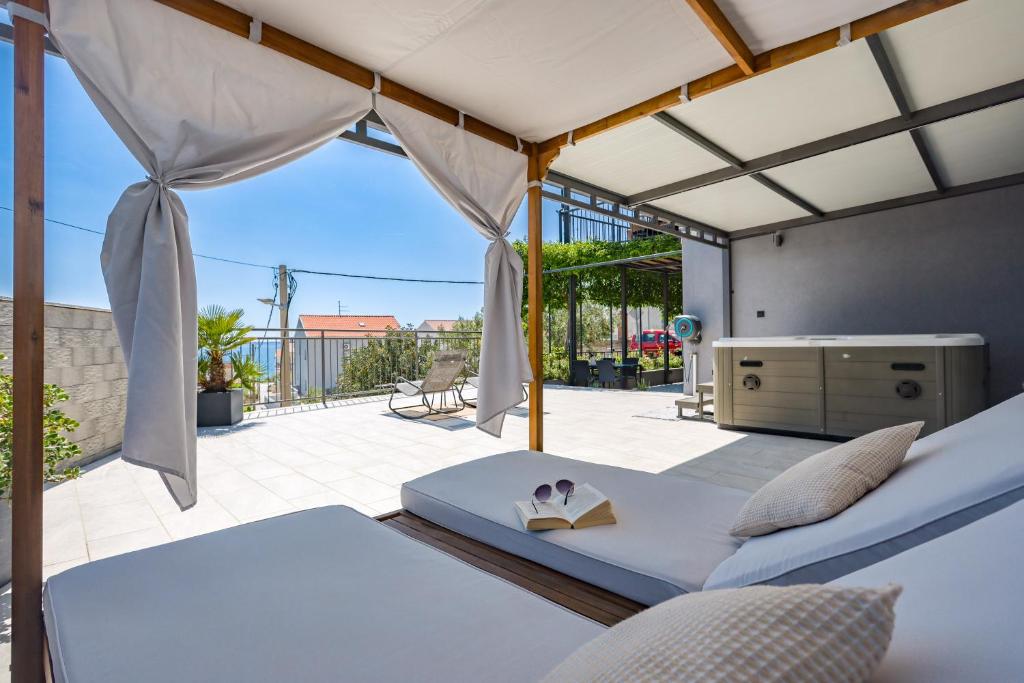 Apartments Lidija - sea view apartment with exclusive right of using hot tub or split level apartment with exclusive right of using pool
