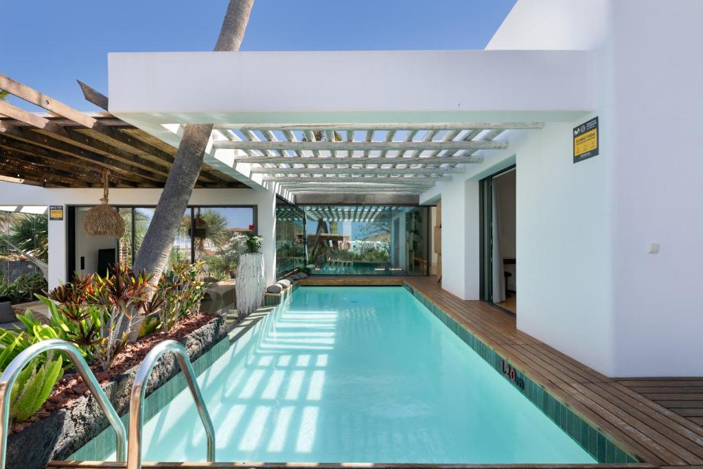 a swimming pool in a villa with a house at Villa Liquen in Yaiza