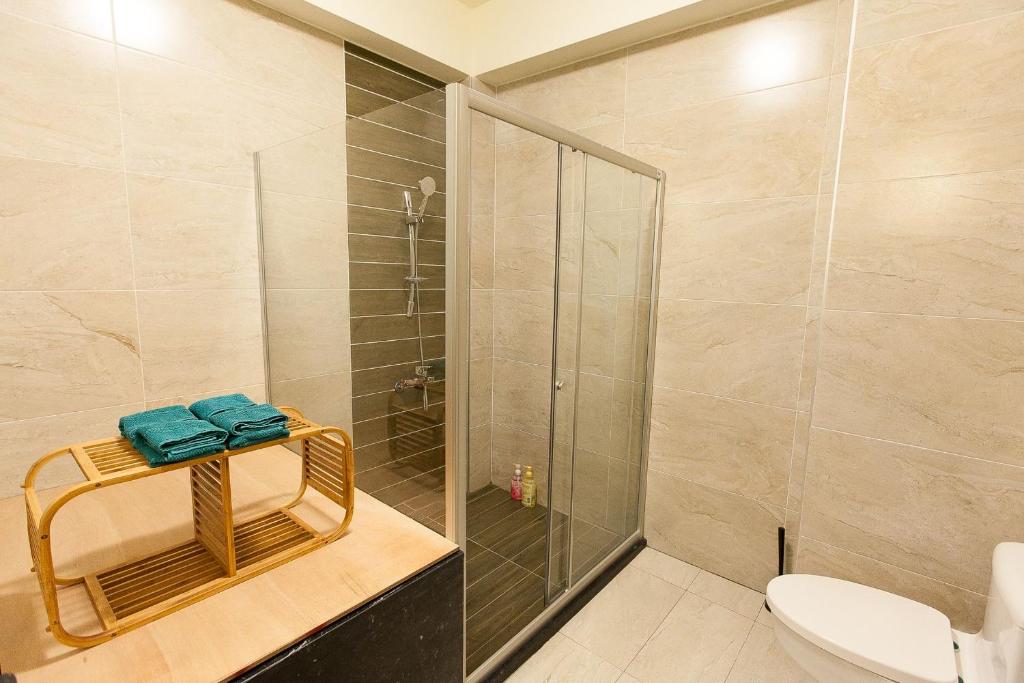 ein Bad mit einer Dusche und einem WC in der Unterkunft B-wei B&B in Hualien