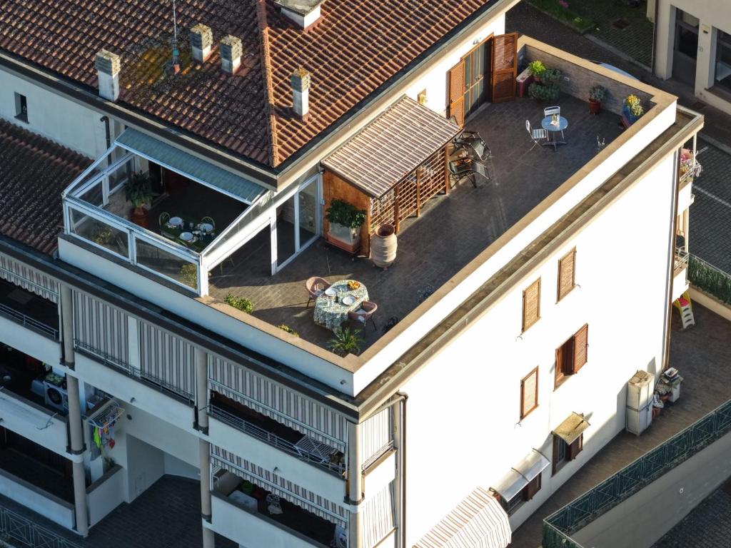 an overhead view of a building with a roof at L'attico Rinascente in Signa