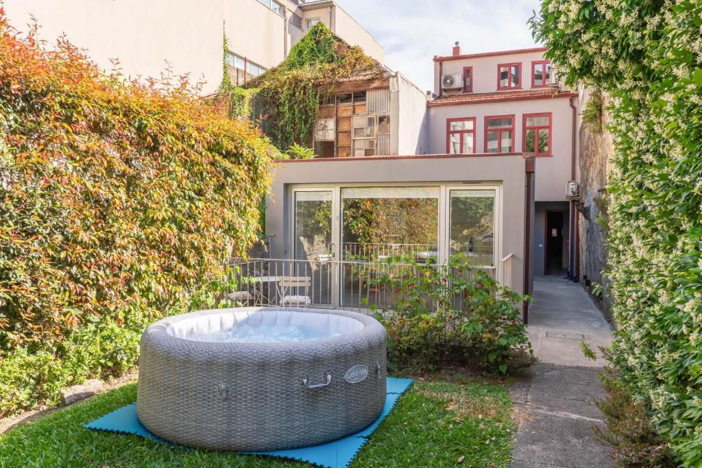 Stylish Flats with Terrace & Jacuzzi by HostWise