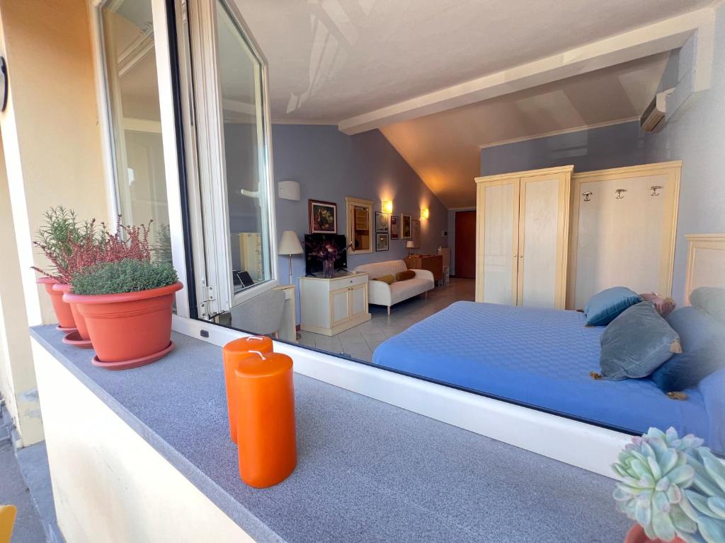 a bedroom with a blue bed in a room at Dimora le tagliate in Lucca