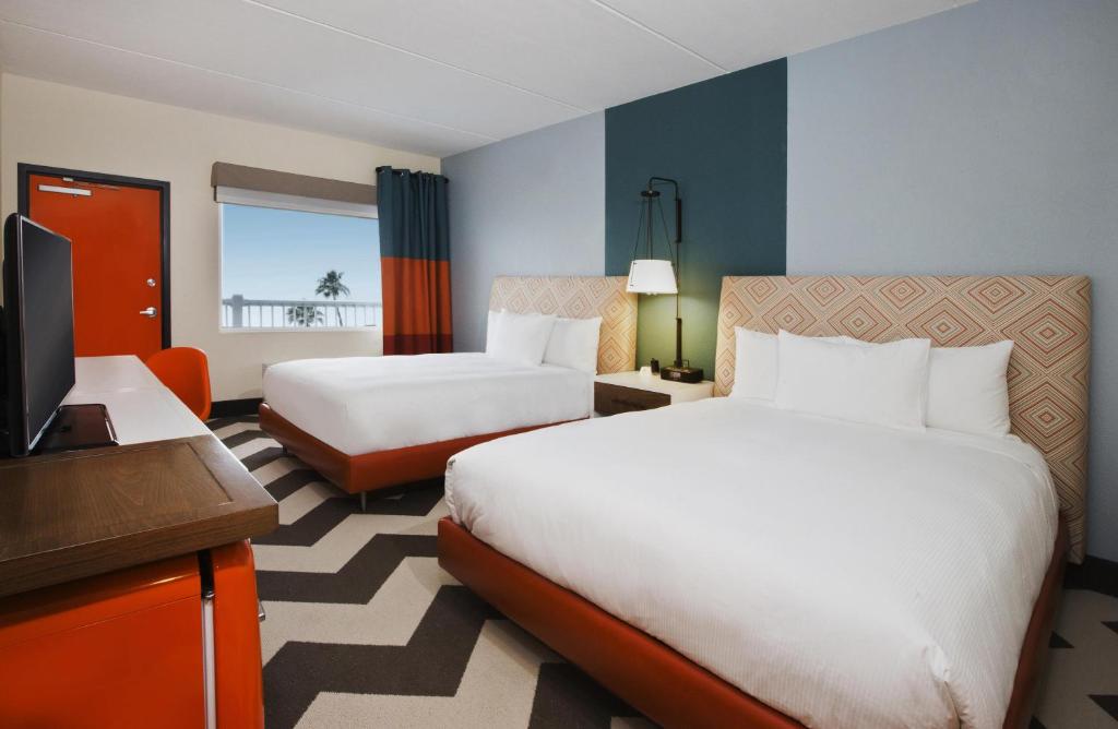 DoubleTree by Hilton Galveston Beach - Queen Room With Two Queen Beds And Balcony