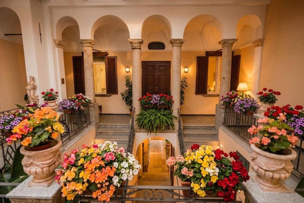 a hallway filled with lots of flowers in pots at Le Corti - Dimora storica in Polistena