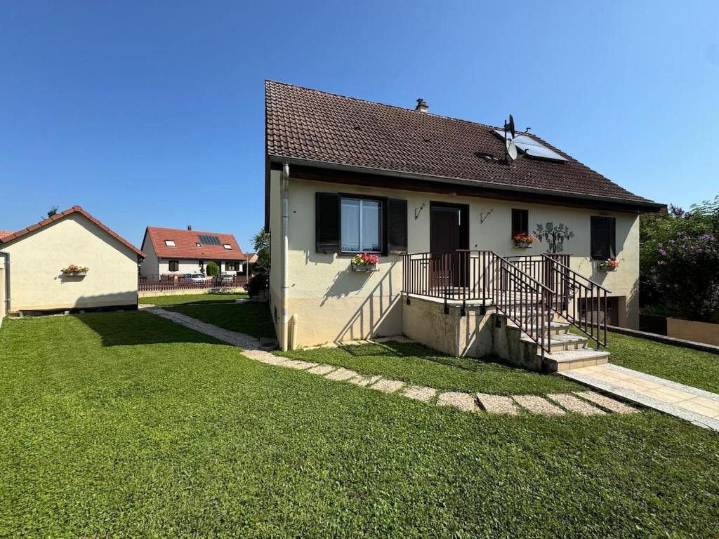 Maison spacieuse au calme avec jardin et parking – photo 1