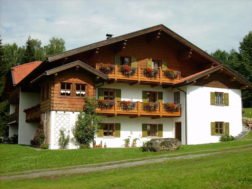ein Haus mit zwei Balkonen darüber in der Unterkunft Gästehaus Apfelbacher in Spiegelau