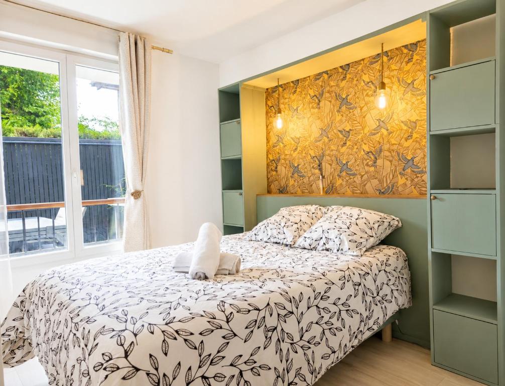 a bedroom with a bed and a window at Le splend'id à 10min de Disneyland in Chessy
