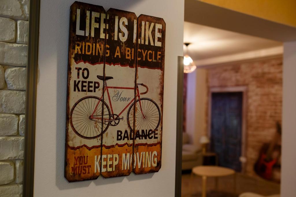 布拉索夫的住宿－Pensiunea Trip，挂在墙上的自行车画