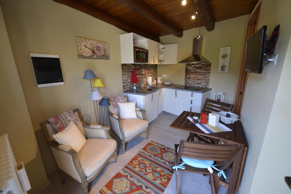 ein Wohnzimmer mit einem Tisch und Stühlen sowie eine Küche in der Unterkunft Casa Rosalba - WelcHome in Cannobio