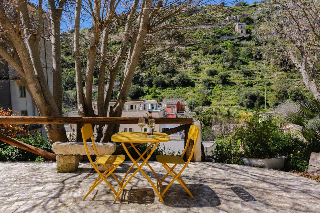 a yellow table and chairs sitting on a patio at Spighe e Fenicotteri in Modica