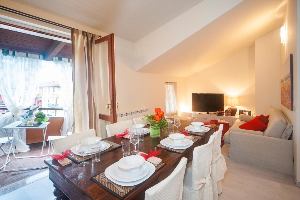 een woonkamer met een tafel met stoelen en een bank bij La Casa Di Luigi in Gratacasolo