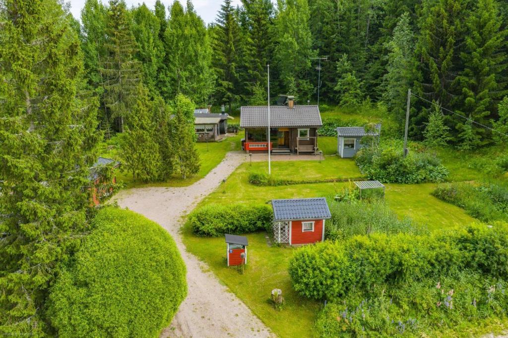 eine Luftaufnahme eines Hauses in einem Wald in der Unterkunft Whispering Woods Cabin in Porvoo