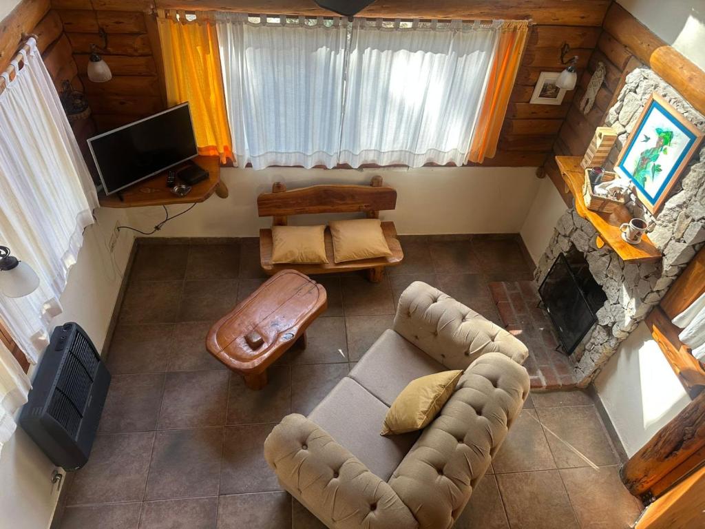 an overhead view of a living room with a couch and a tv at Casa cuidamos in Mar de las Pampas
