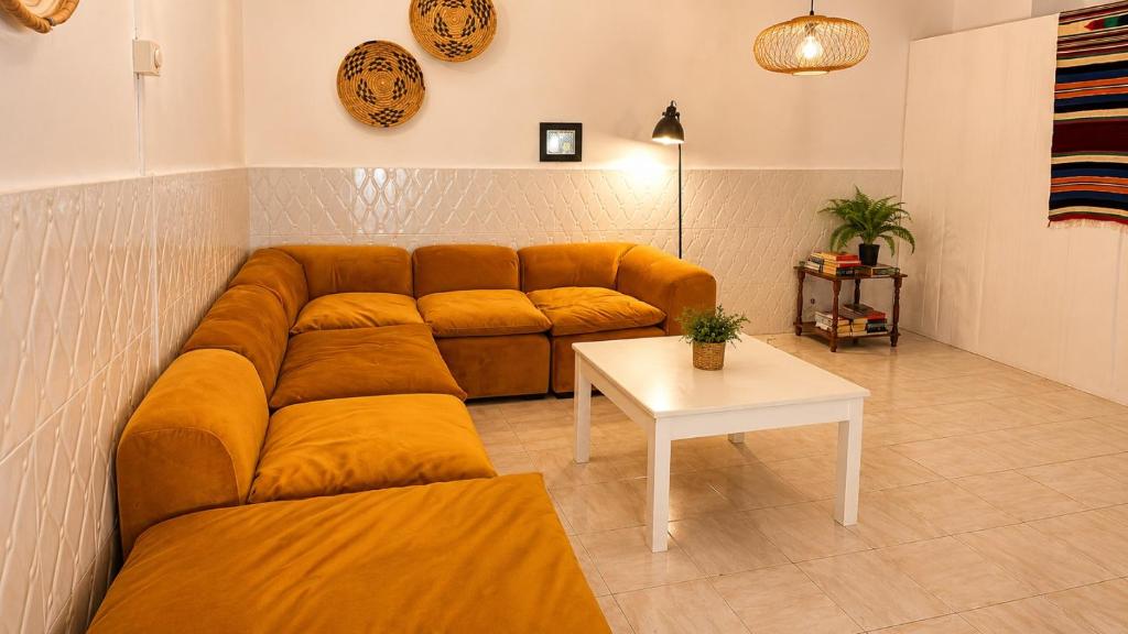 a living room with a couch and a table at Casa de Hollanda in Sidi Ifni