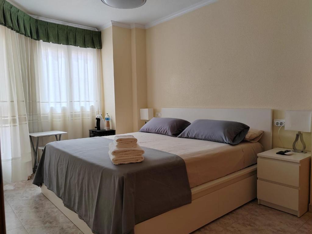 a bedroom with a bed with towels on it at Casa Susan's in Águilas