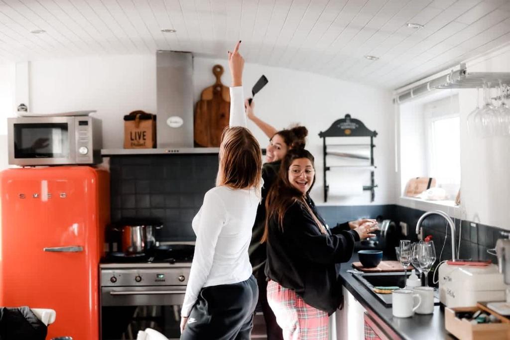 a group of three women standing in a kitchen at Peniche a Namur - Perle rare - 8 pers in Namur