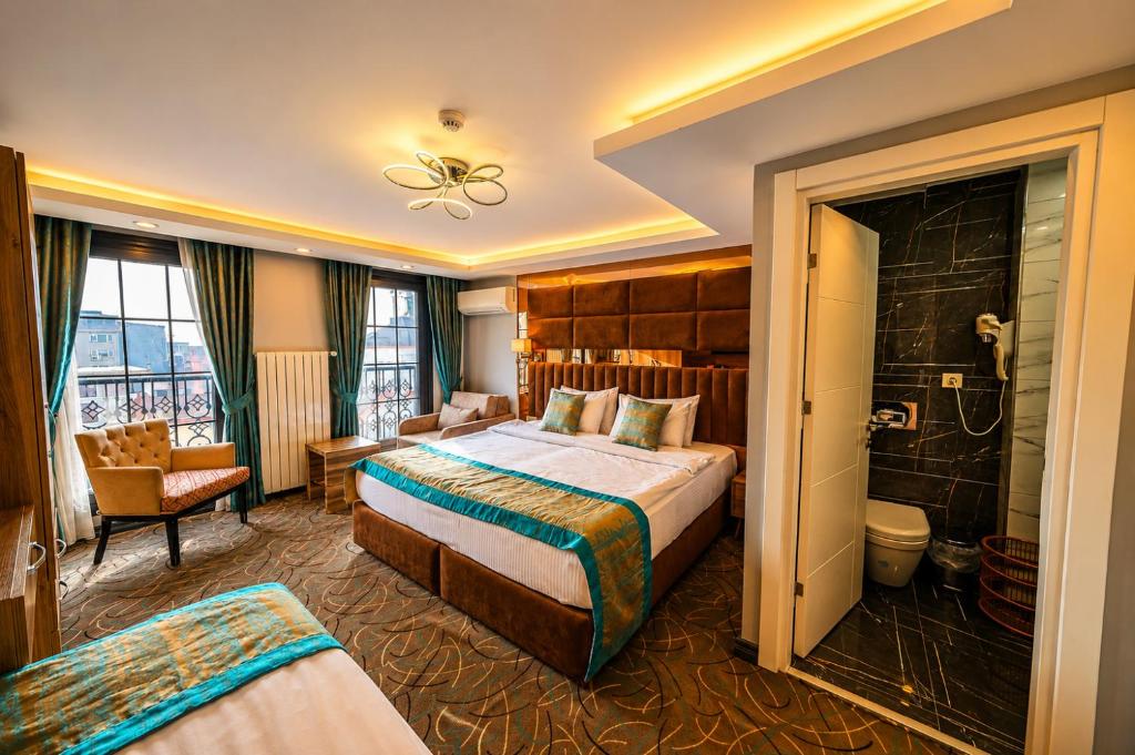 Un pat sau paturi într-o cameră la Kavi Hotel