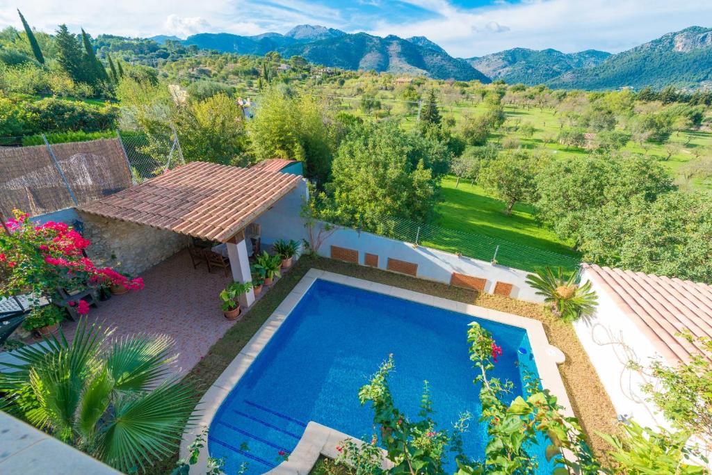 an aerial view of a villa with a swimming pool at Maia in Moscari