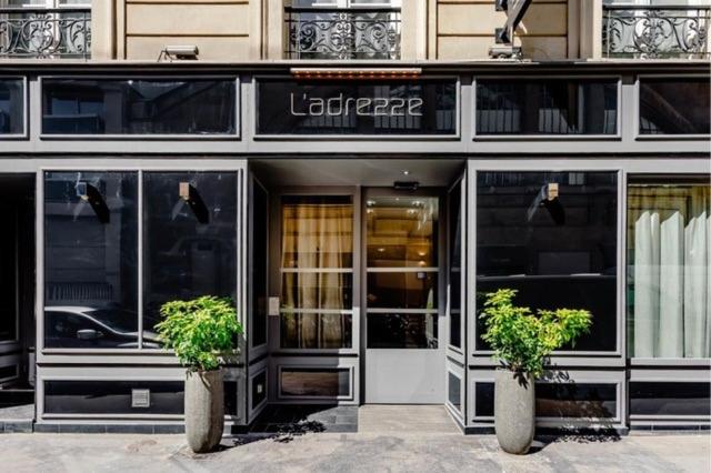 パリにあるラドレスの店の前に2つの鉢植えが置かれている