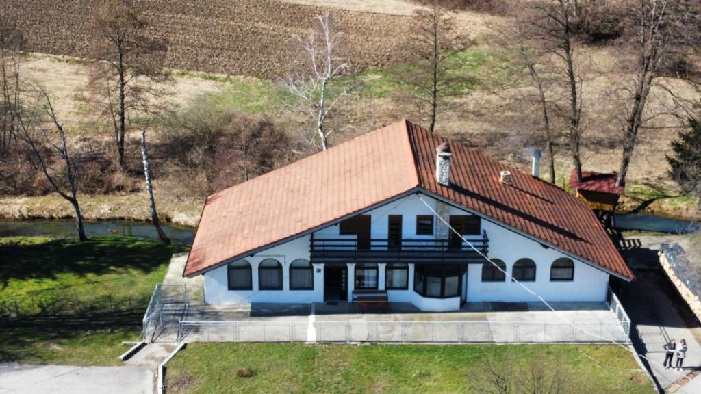 an overhead view of a house with a red roof at Apartment Licka Vodenica in Josipdol