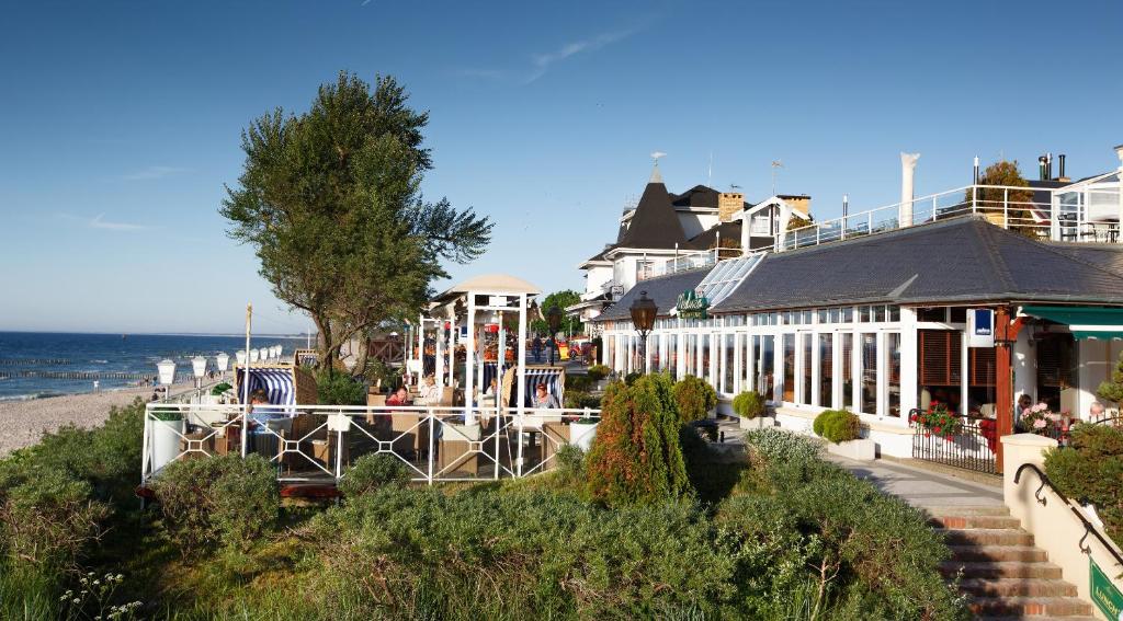 ein Gebäude am Strand mit dem Meer im Hintergrund in der Unterkunft Meduza Hotel &amp; Spa in Mielno