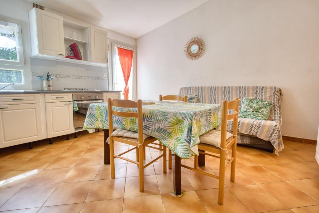 a kitchen and dining room with a table and chairs at Camping les Pialades - Gite in Nabirat