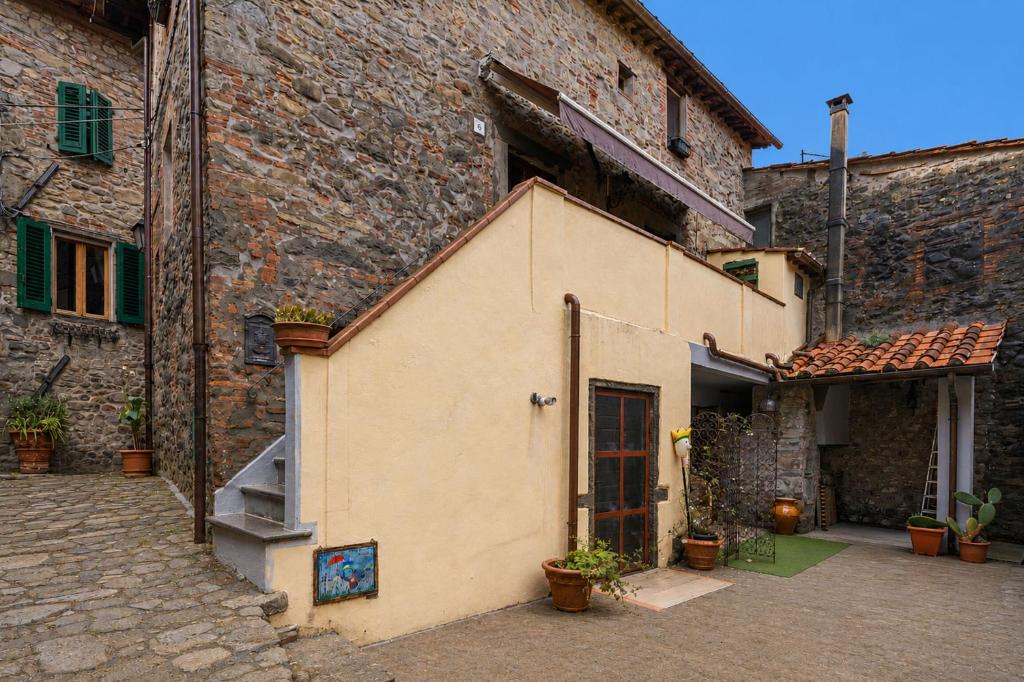 a brick building with a door on the side of it at La Casa del Grillo Parlante in Collodi