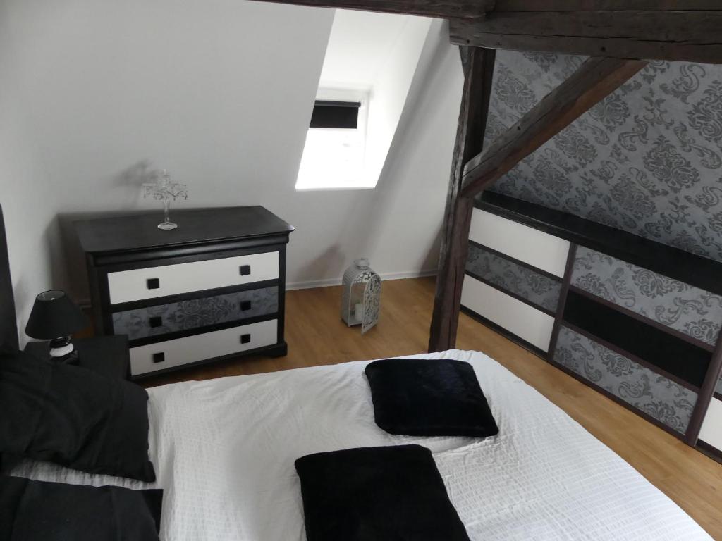 コルマールにあるAppart chaleureuxのベッドルーム(白いベッド1台、黒いドレッサー付)