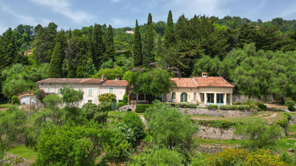 a house in the middle of a forest at Les Pigerolles de Cabris in Cabris