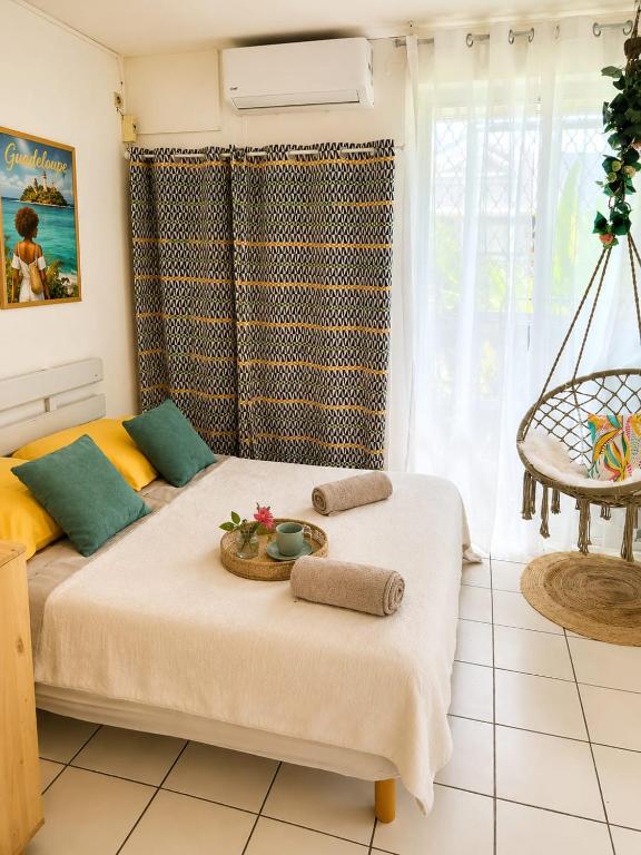 a room with a bed with towels on it at Studio cosy à Bas-du-Fort in Le Gosier