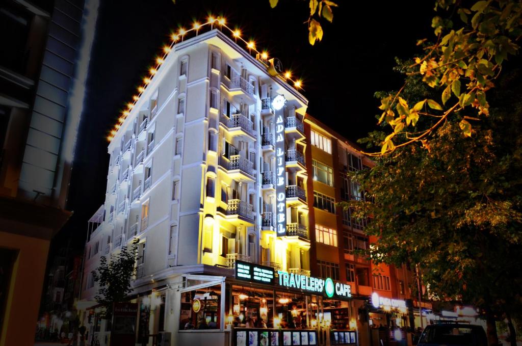 een hoog wit gebouw met lichten erop bij Ada Life Hotel in Eskisehir