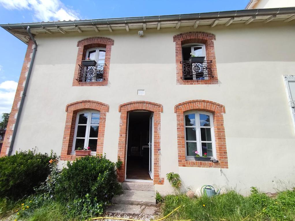 a white house with windows and a door at Pallancheloc in Amions