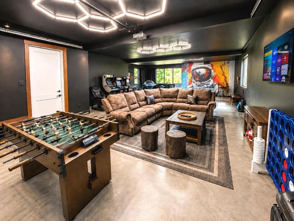 a living room with a couch and a game table at Grand Alpine Lodge in Ronald