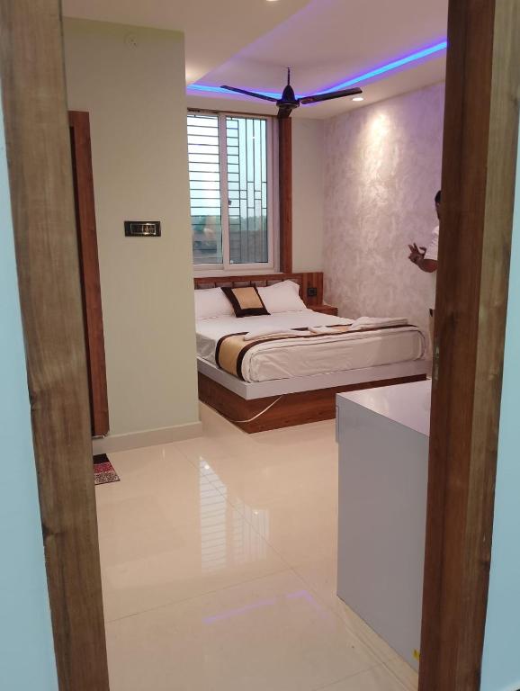 a bedroom with a bed and a window at HOTEL Blue Fin in Rānchī