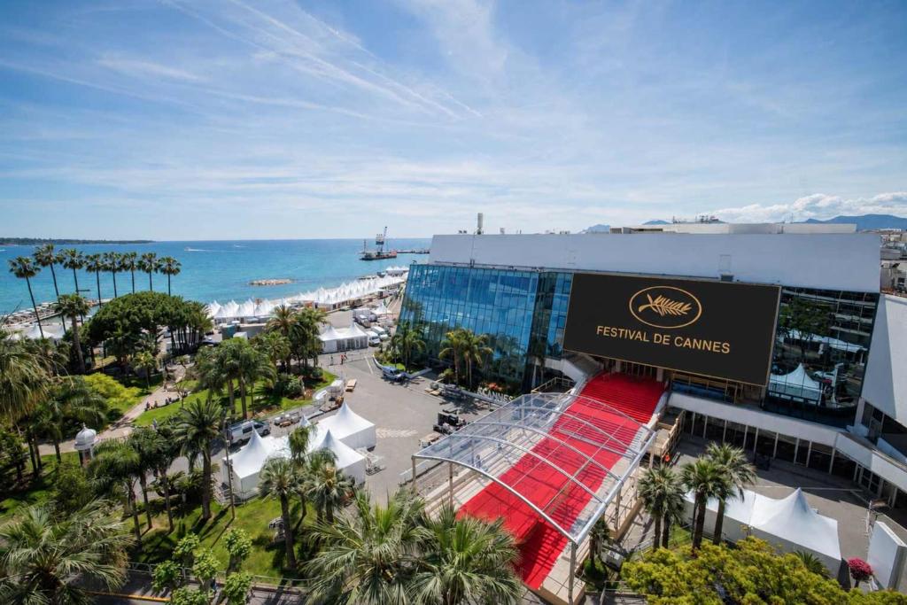 REF 2061 - Superb 3-room apartment Cannes Croisette