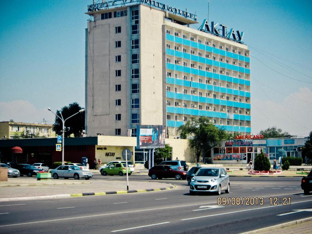 um grande edifício com um sinal da akoya em cima dele em Aktau Hotel em Aktau