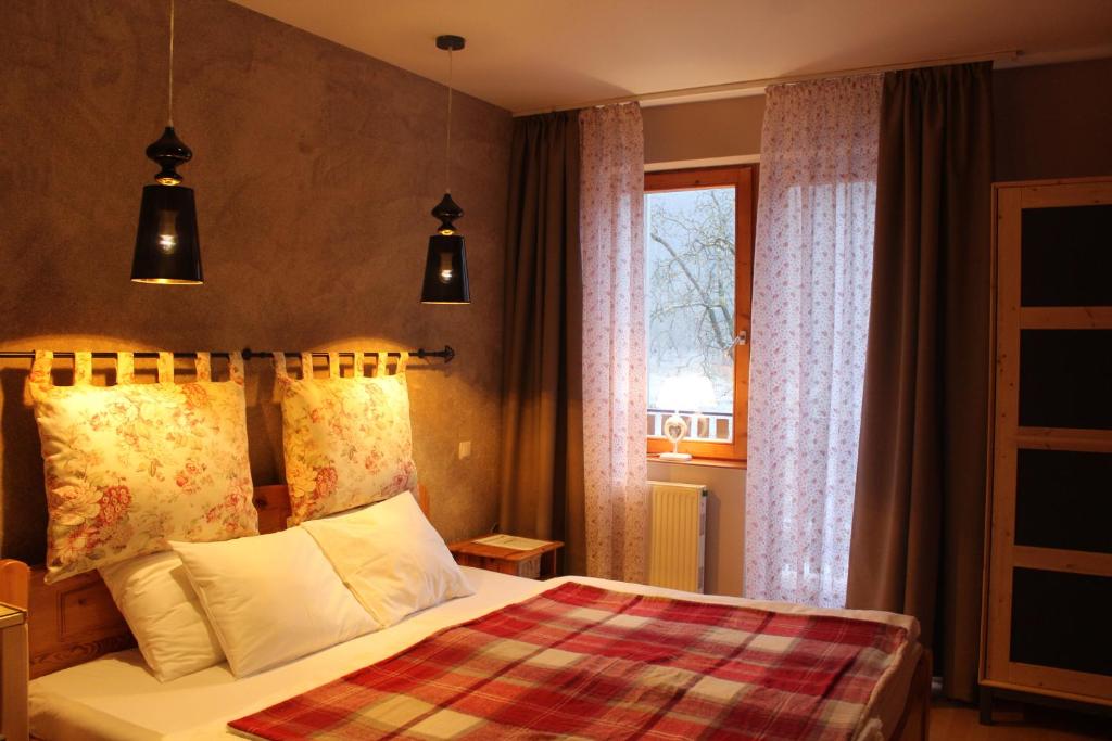 een hotelkamer met een bed en een raam bij Sólyomvár-Lak in Komlóska