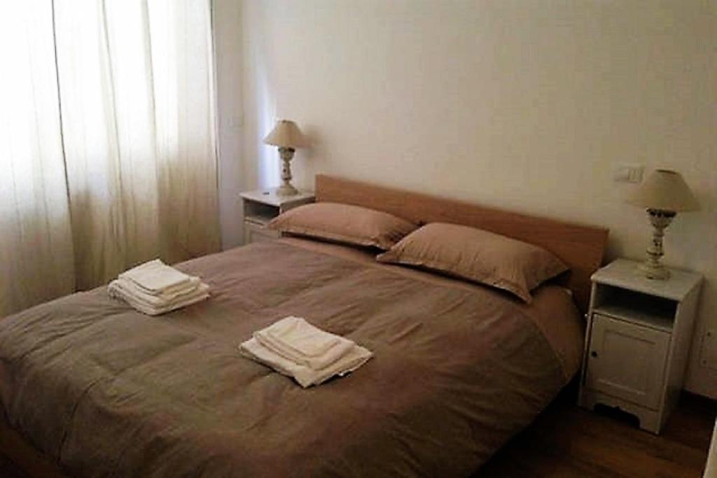 ローマにあるVatican City House Romaのベッドルーム1室(ベッド1台、タオル2枚付)