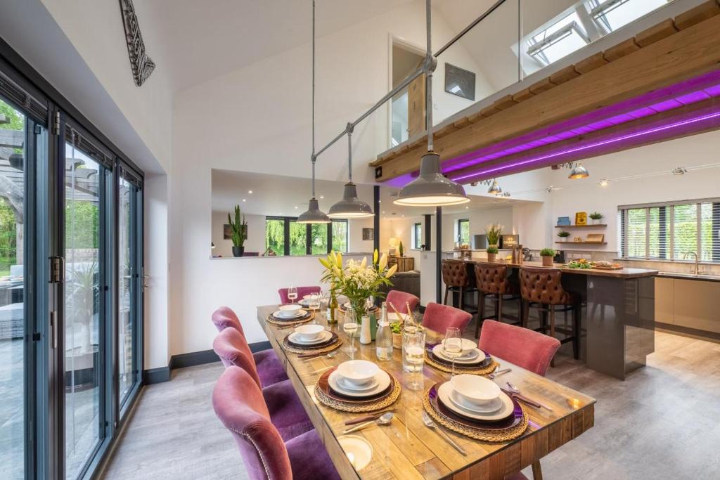 a dining room with a wooden table and chairs at 4 Bed in Steeple Bumpstead oc-hatch in Steeple Bumpstead