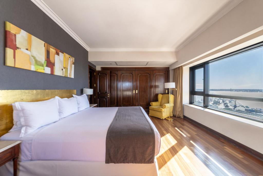 Radisson Montevideo Victoria Plaza Hotel - Executive Ambassador King Suite